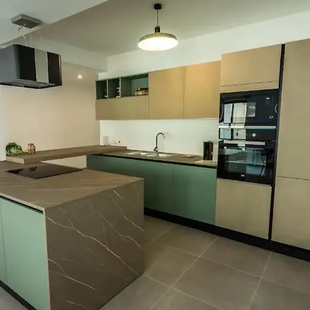 Modern Seaside 2 Bedrooms 2 Bathrooms P2 شقة