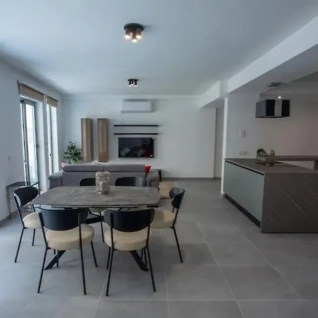 Modern Seaside 2 Bedrooms 2 Bathrooms P2