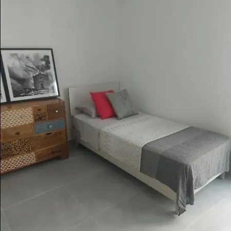 Modern Seaside 2 Bedrooms 2 Bathrooms P2 아파트 슬리에마